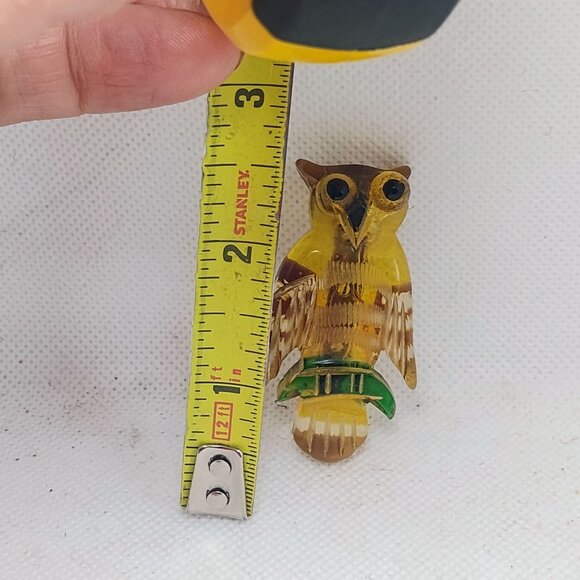 Rare Find Vintage 1950s Lucite Owl Brooch Hand Carved Yellow Brown Green 2 1/8" - Picture 4 of 5